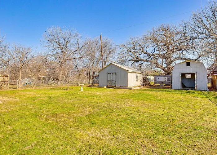 5 Mi To Worth Stockyards: W/ Yard! Holiday home