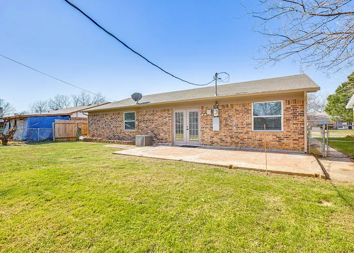 Holiday home 5 Mi To Worth Stockyards: W/ Yard! *